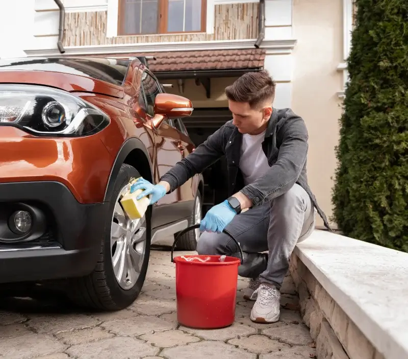 Lavage auto à domicile Cléder : professionnel intervenant sur un véhicule